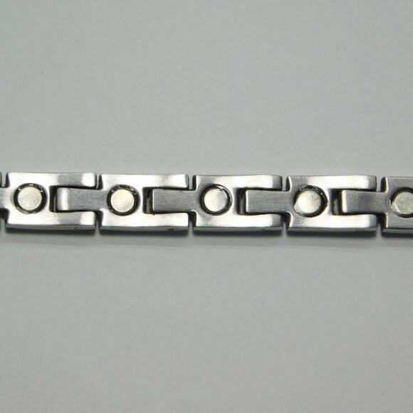 Link Bracelet 316L Steel in Silver with Screw Accent Design - Picture 3 of 5